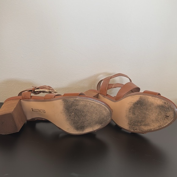 Restricted strappy heels - Picture 8 of 10